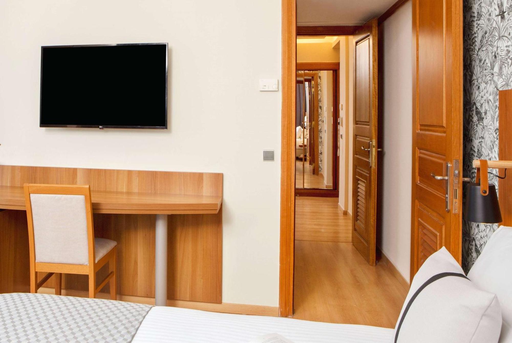Ramada By Wyndham , Athens Club Attica Riviera Hotel Mati Exterior photo A room at the hotel